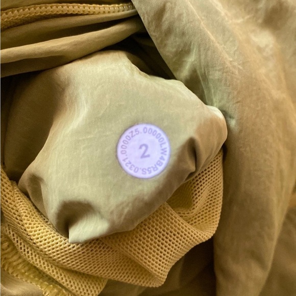 ❤️ Lululemon Lightweight Hooded Jacket in Yellow Serpentine Size 2 NWOT - Picture 9 of 13